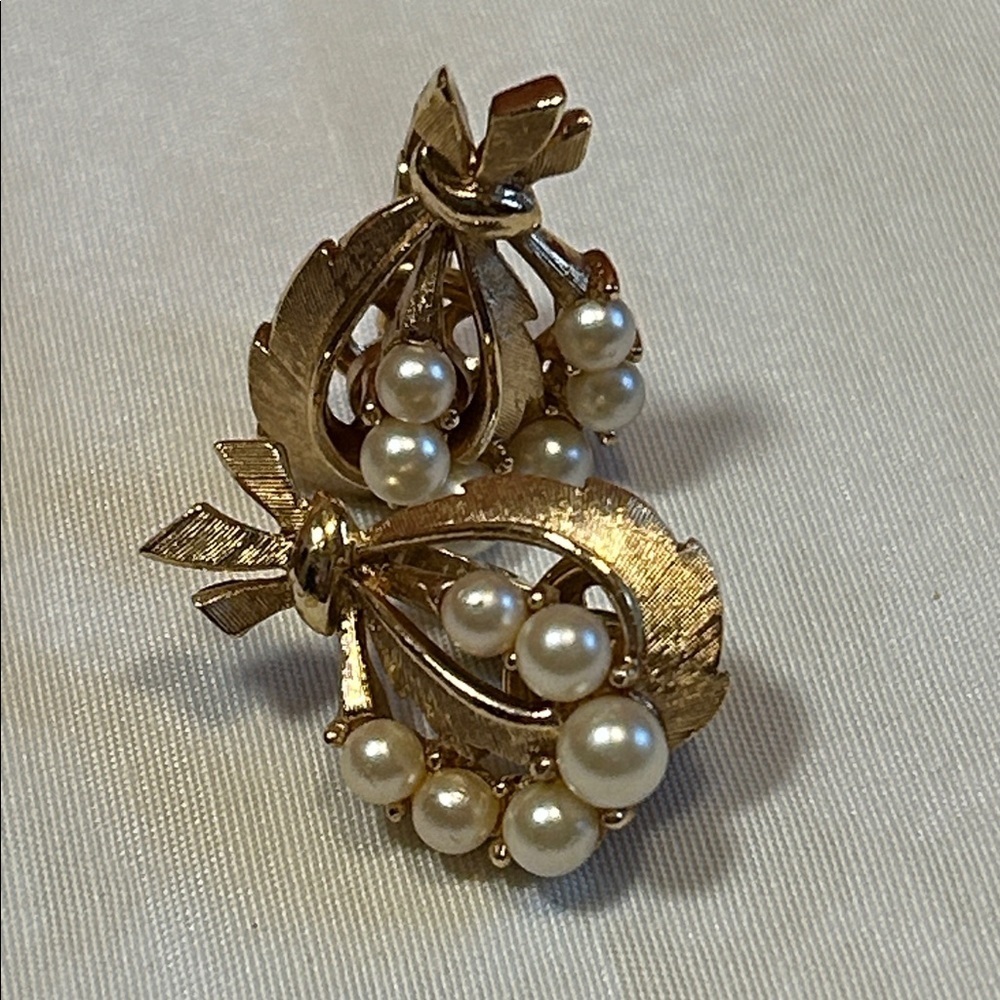 Vintage 1950-60s Crown Trifari gold-tone faux pearl clip-on earrings